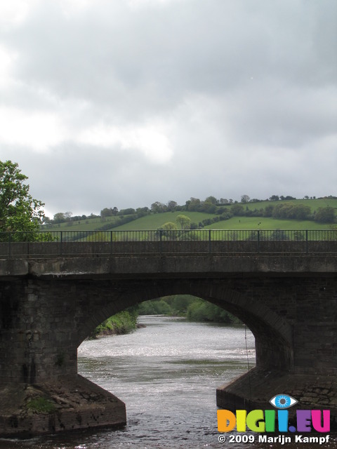 SX05985 Bridge over river Usk in Brecon